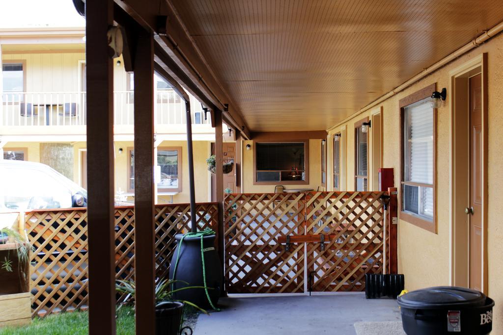 Country Motor Inn Ливингстон Экстерьер фото