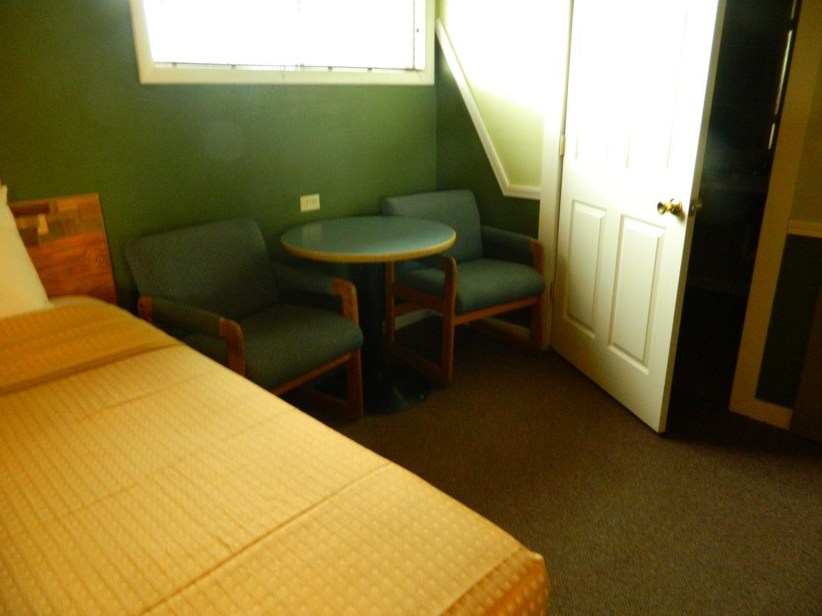 Country Motor Inn Ливингстон Экстерьер фото
